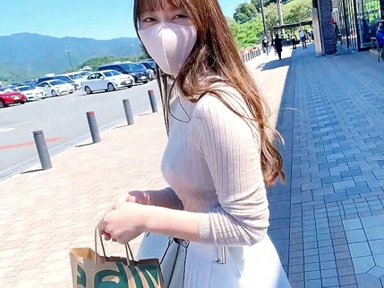 ［人妻］不倫温泉旅行‼『サービスエリアが好きなんですよ～❤』32歳のスレンダー美人奥さまとイチャラブデート❗